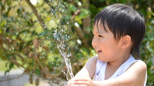 子供の頭から水をかけ ても泣かなくなった コツを伝授します 笑 娘の成長日記 娘生後1年5ヶ月と2日 新米パパの子育て奮闘記 パパによる子育てブログ