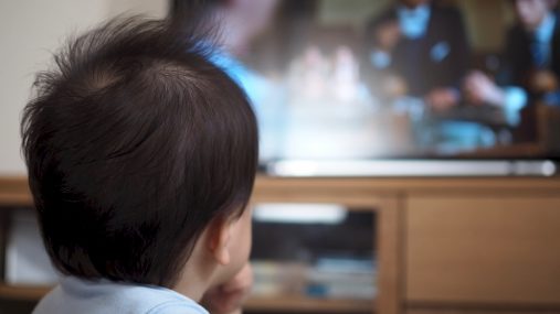 テレビを見る子供のイメージ画像