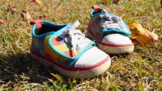 子供の靴のイメージ写真