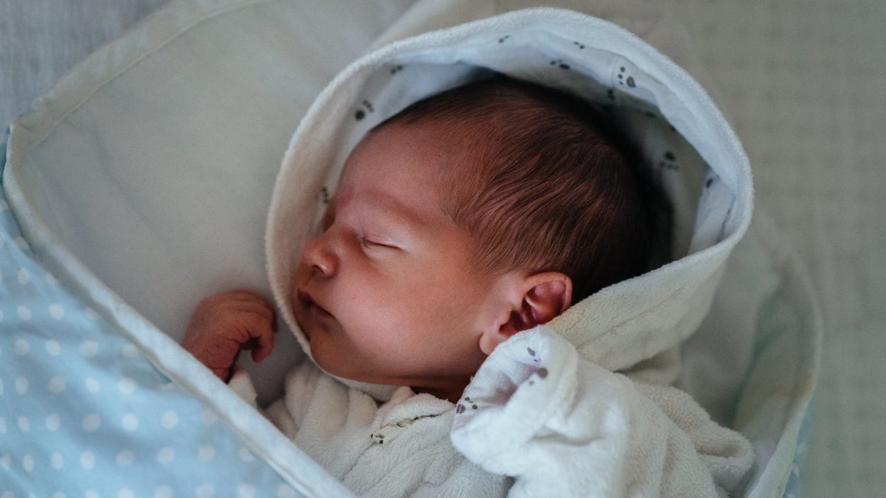 新生児・赤ちゃんをベッドや布団に置く・下ろすと泣くのはなぜ？いつまで？1ヶ月～6ヶ月の赤ちゃんに是非一度試して欲しい