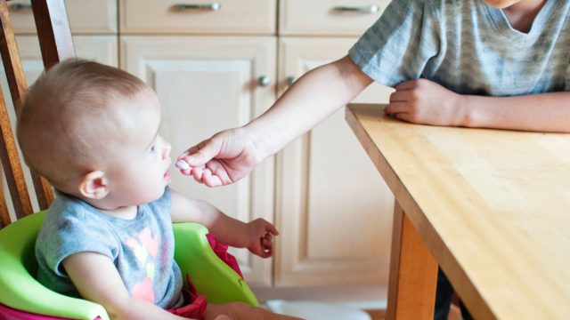 赤ちゃんが誤飲したかもと思ったときの対処法は 知っていれば冷静に対応できる 新米パパの子育て奮闘記 パパによる子育てブログ