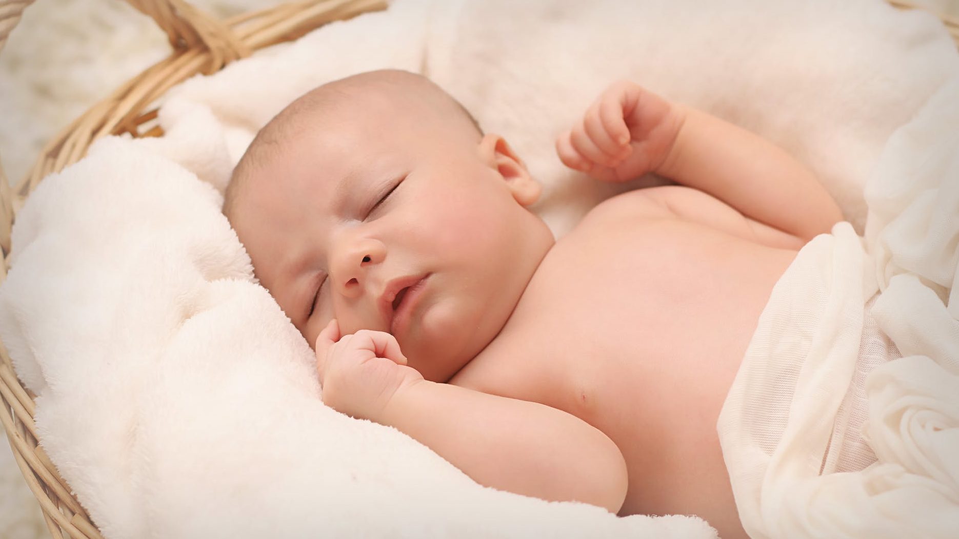 新生児の向き癖が気になる 簡単にできる改善策と予防策で赤ちゃんの頭の形を整えたいママ パパ必見です 新米パパの子育て奮闘記 パパによる子育てブログ