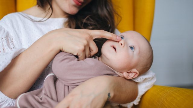新生児の鼻くそ はなくそ の取り方は 鼻の奥の鼻くそ はなくそ の取り方からピンセット選びまで徹底解説します 新米パパの子育て奮闘記 パパによる子育てブログ