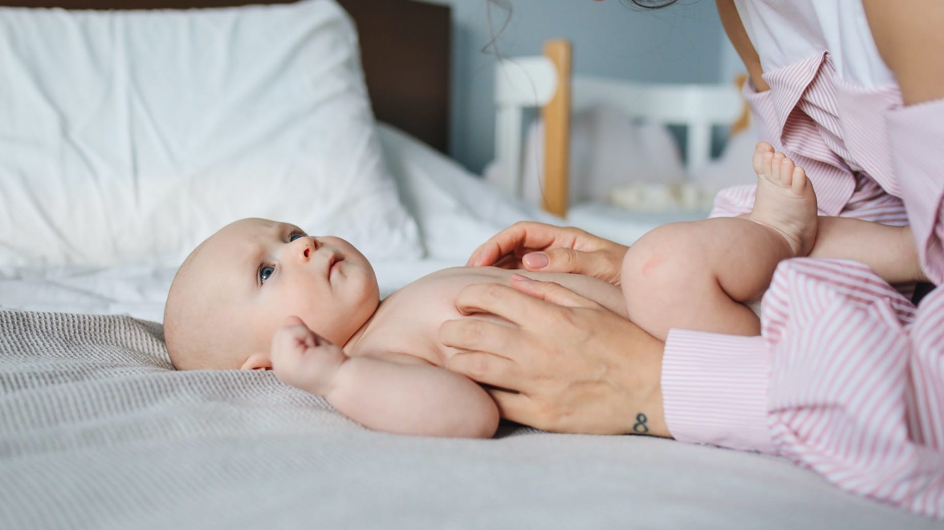 新生児 赤ちゃんをベッドや布団に置く 下ろすと泣くのはなぜ いつまで １ヶ月 ６ヶ月の赤ちゃん に是非一度試して欲しい最強の方法伝授します かわ吉のブログ しきおりおりな子育ての日々