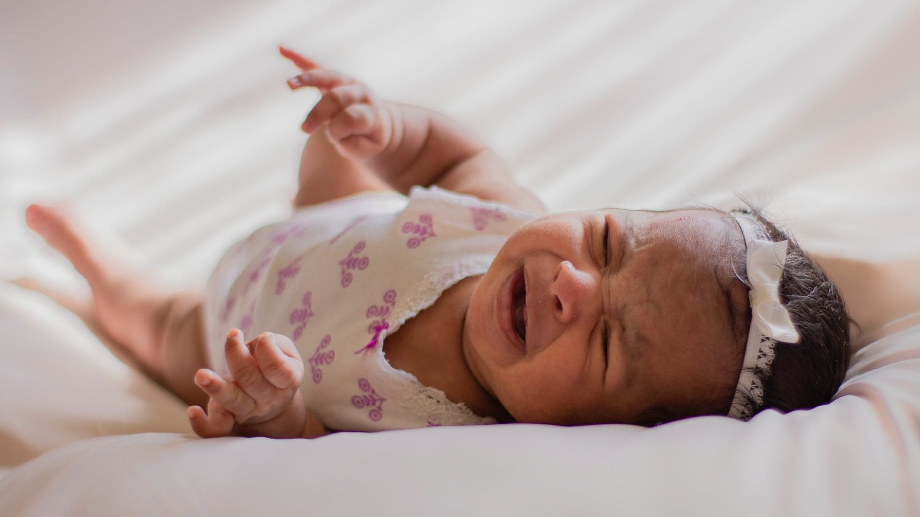 新生児 赤ちゃんをベッドや布団に置く 下ろすと泣くのはなぜ いつまで １ヶ月 ６ヶ月の赤ちゃん に是非一度試して欲しい最強の方法伝授します かわ吉のブログ しきおりおりな子育ての日々