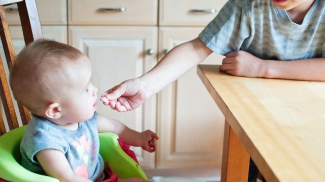 遊び食べとは いつまで 1歳 2歳 3歳 イライラする 親がストレスなく付き合う方法を伝授します かわ吉のブログ しきおりおりな子育ての日々