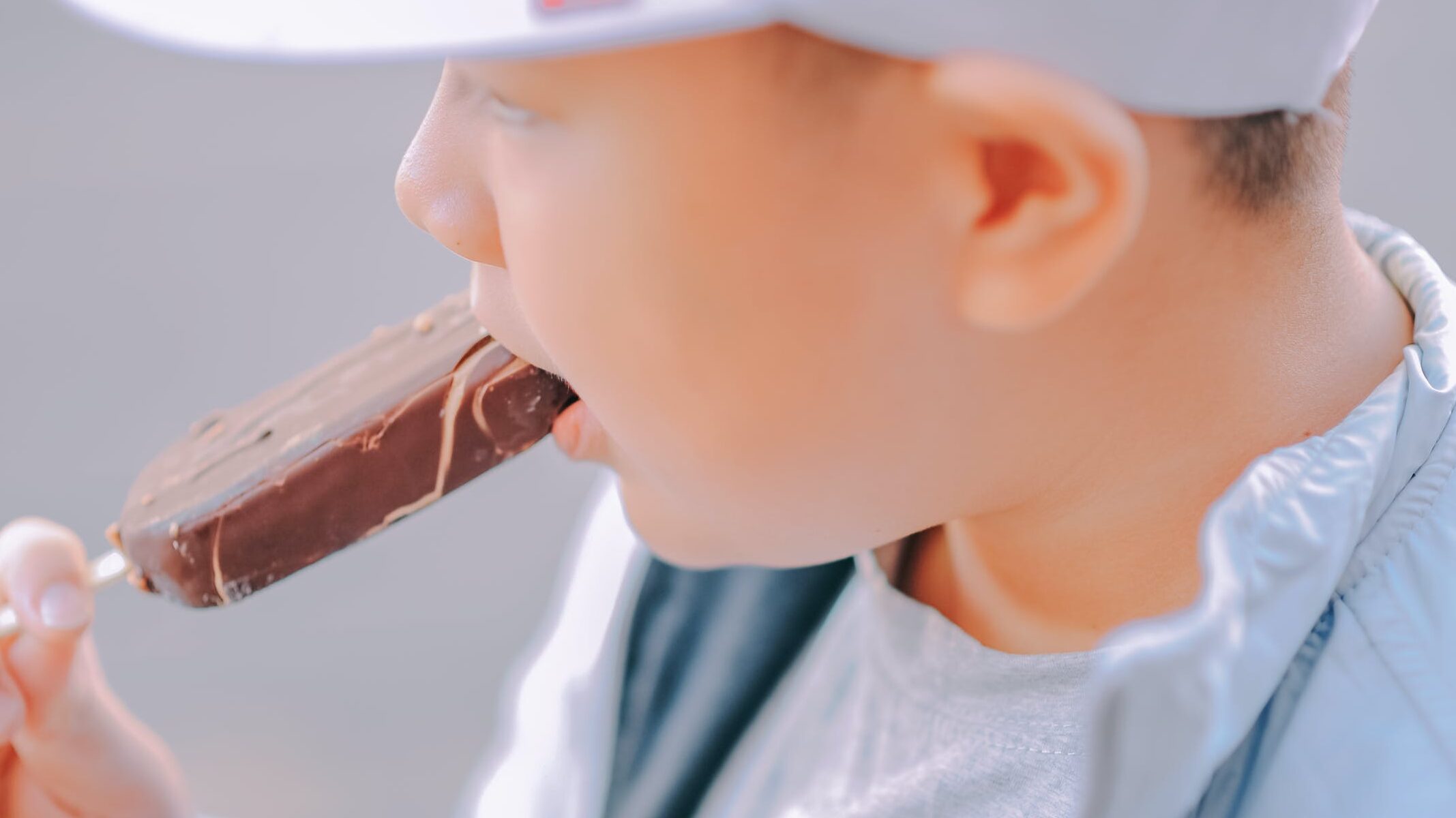 2歳児がチョコレートを…食べてしまった…毎日食べる…食べ過ぎると→下痢や嘔吐、虫歯になる！？って本当？2歳とチョコの関係を徹底調査！のイメージ画像2